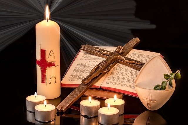 https://vanpoulles.co.uk/cdn/shop/articles/the-paschal-candle-meaning-and-symbolism-in-easter-services-343425.jpg?v=1674143055
